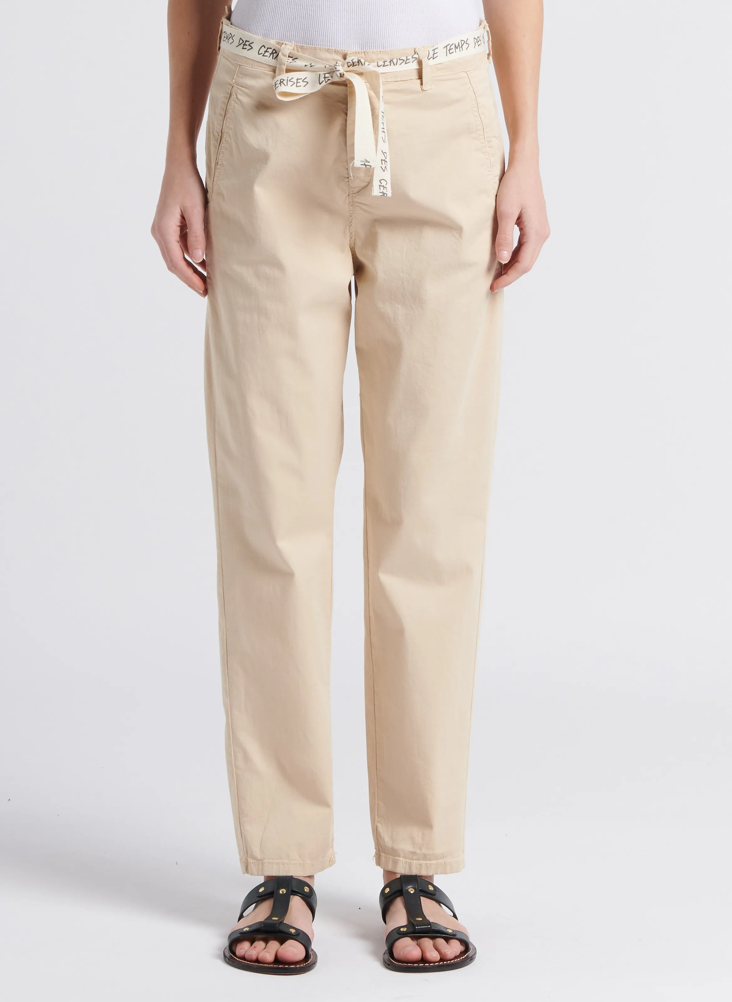 ARLO - Pantalón tapered de talle alto con cinturón en blanco