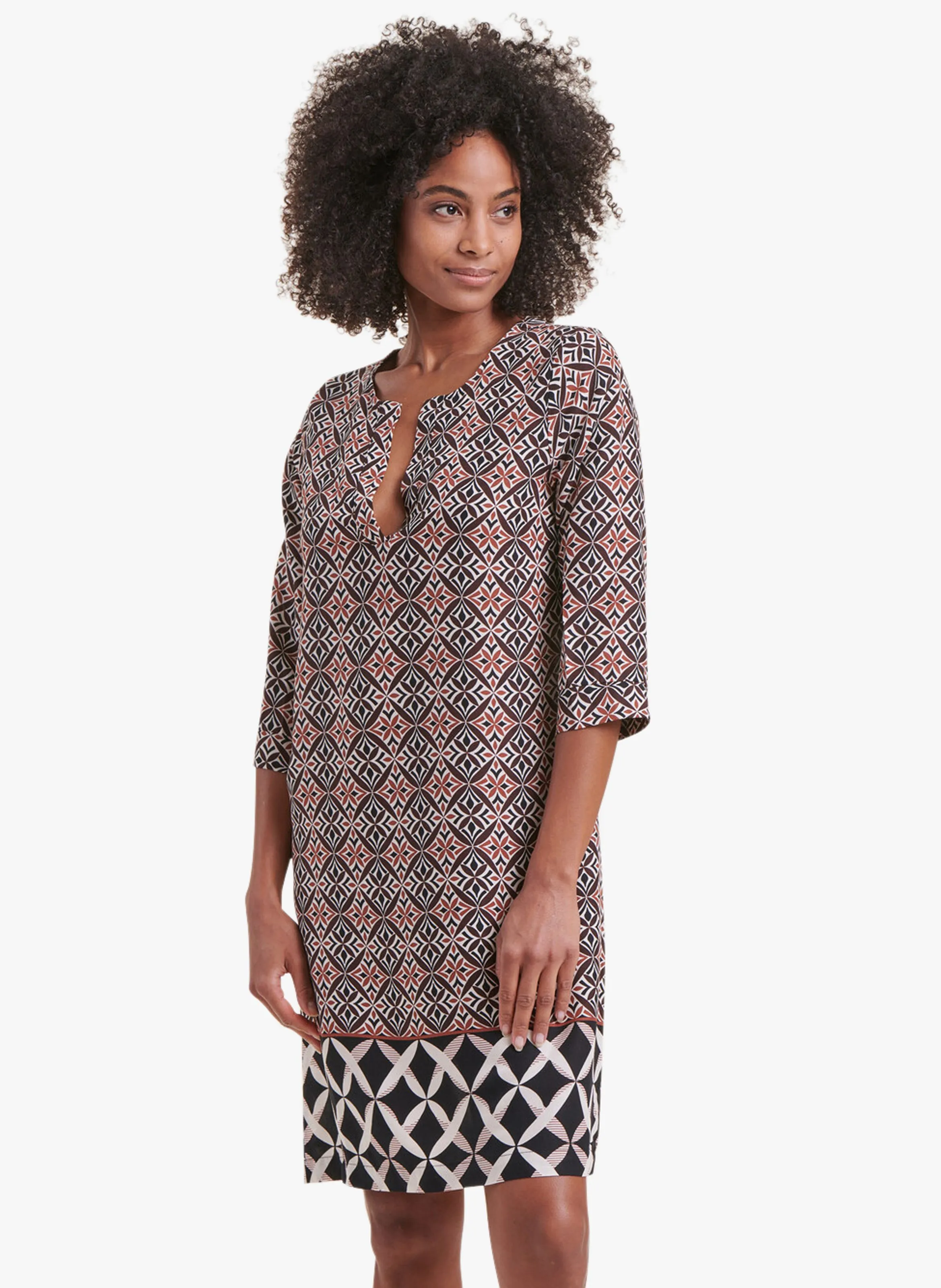 LA FEE MARABOUTEE Vestido corto estampado con cuello tunecino en rojo