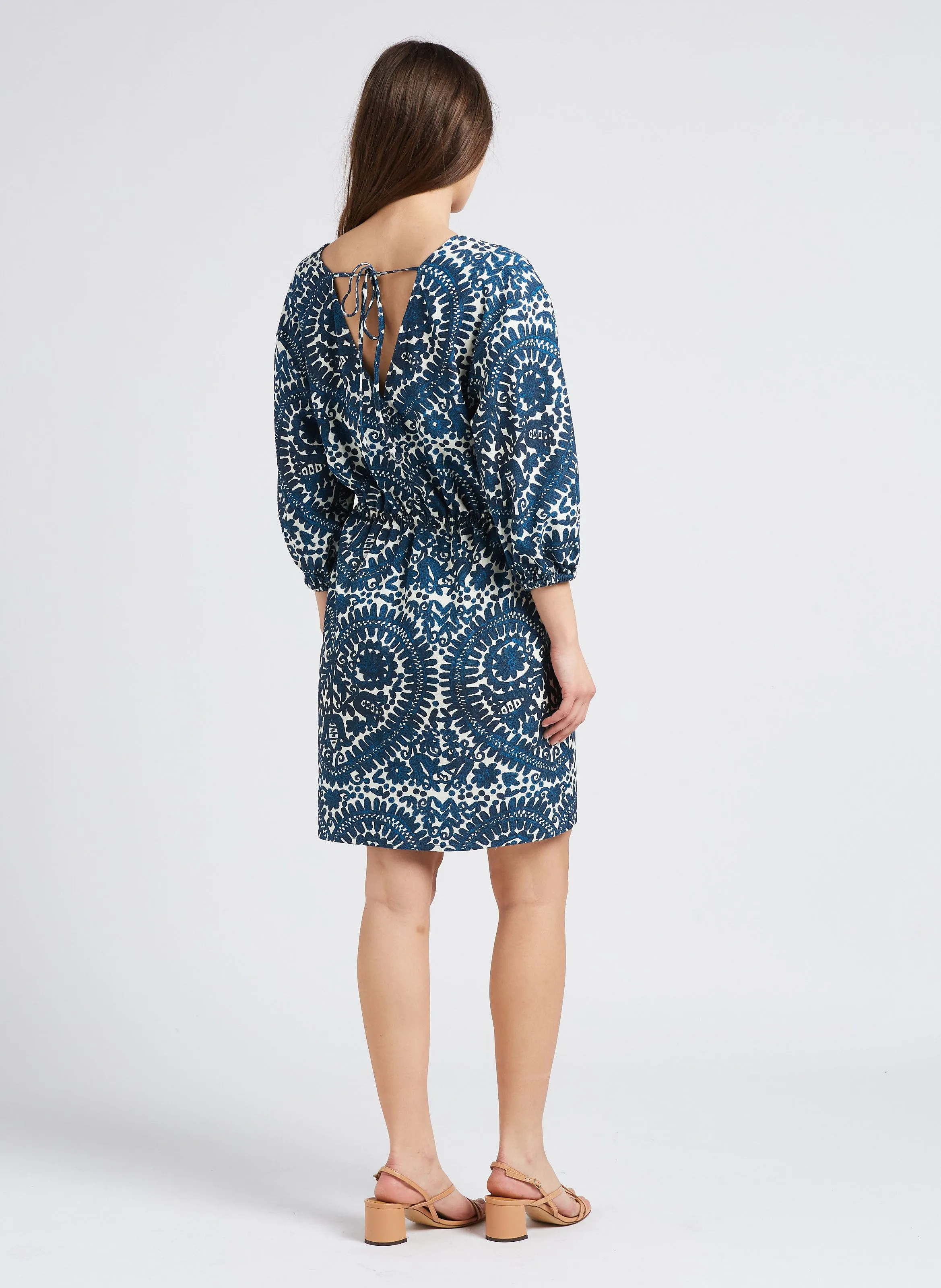 MAISON 123 APPOLINE - Vestido ajustado de mezcla de algodón con cuello de pico en azul