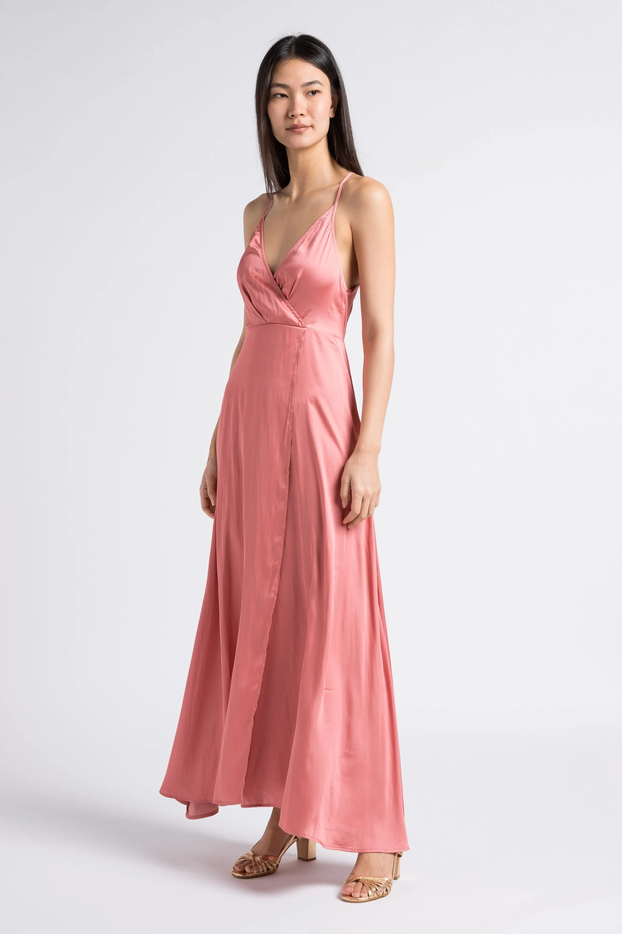 SEE U SOON Vestido largo recto satinado con cuello de pico en rosa